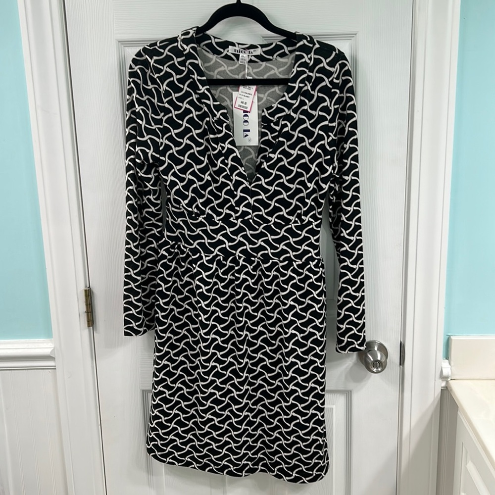 NWT black and white long sleeve dress with v neck.  Size large.